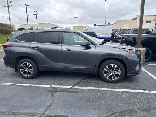 Magnetic Gray Metallic 2021 Toyota Highlander XLE