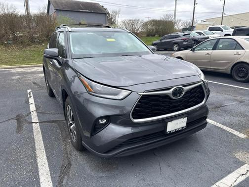 Magnetic Gray Metallic 2021 Toyota Highlander XLE