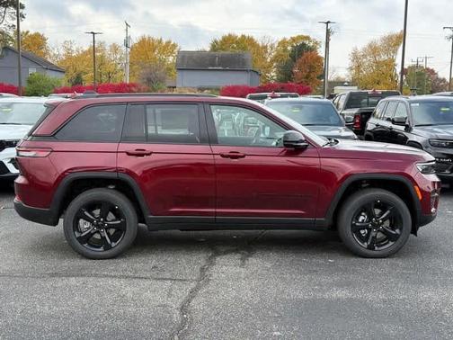 2025 Jeep Grand Cherokee Laredo
