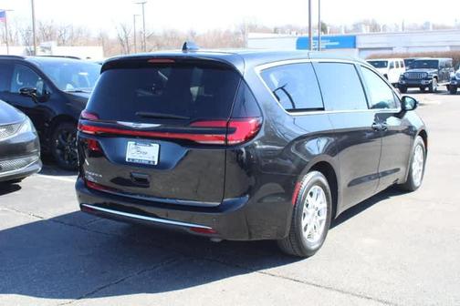 2023 Chrysler Pacifica Touring-L