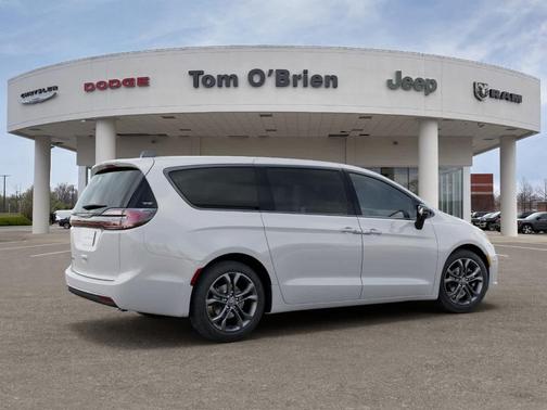 Bright White Clearcoat 2026 Chrysler Pacifica Select