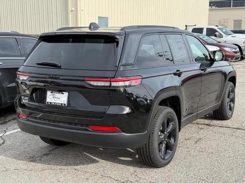 2025 Jeep Grand Cherokee Laredo