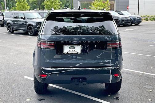 Blue Metallic 2025 Land Rover Discovery Dynamic SE