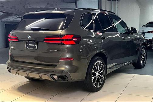 Manhattan Green Metallic 2025 BMW X5 xDrive40i