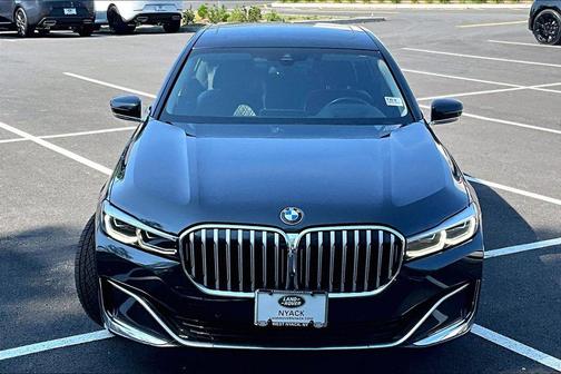 Black Sapphire Metallic 2022 BMW 740 i