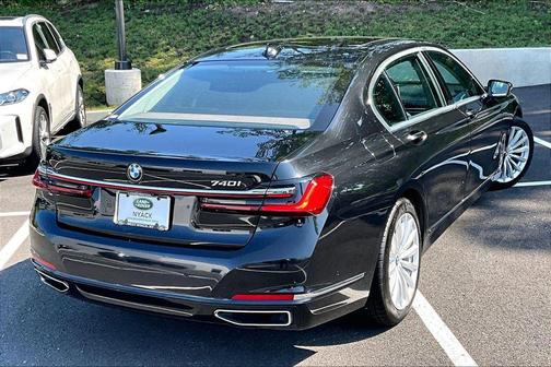 Black Sapphire Metallic 2022 BMW 740 i