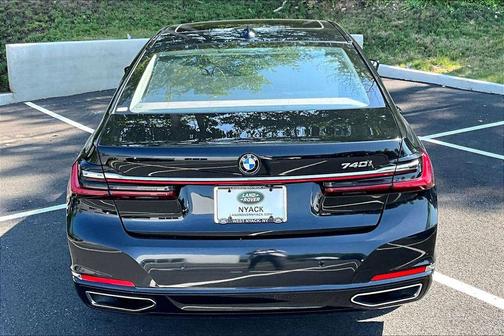 Black Sapphire Metallic 2022 BMW 740 i