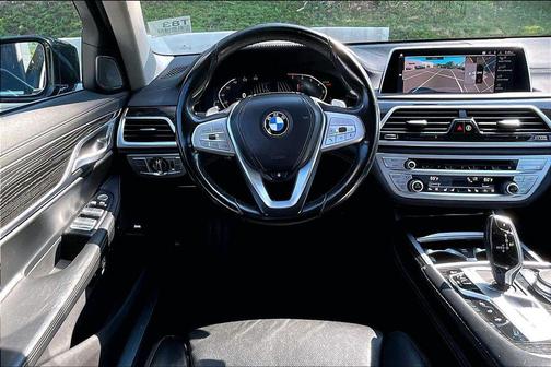 Black Sapphire Metallic 2022 BMW 740 i