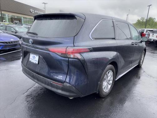 2022 Toyota Sienna LE