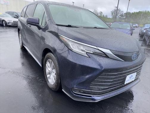 2022 Toyota Sienna LE
