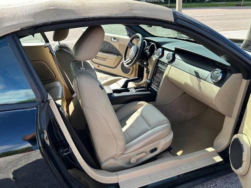 2007 Ford Mustang Deluxe