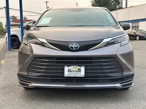 2023 Toyota Sienna LE