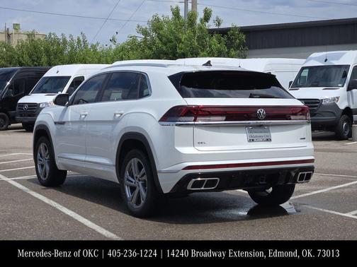 Opal White Pearl Effect 2024 Volkswagen Atlas Cross Sport 2.0T SEL R-Line
