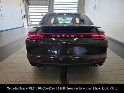 2018 Porsche Panamera 
