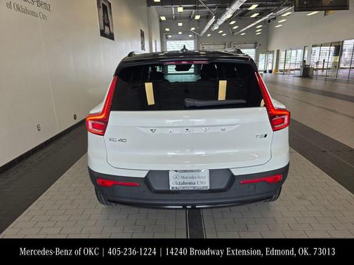 Crystal White Metallic 2021 Volvo XC40 T5 R-Design