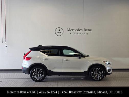 Crystal White Metallic 2021 Volvo XC40 T5 R-Design