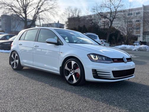 2017 Volkswagen Golf GTI SE 4-Door