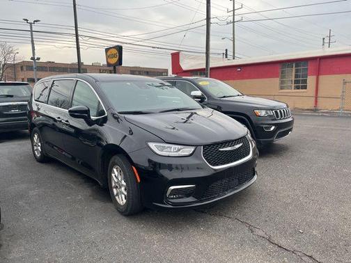 Diamond Black Crystal Pearlcoat 2025 Chrysler Pacifica L