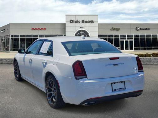 Bright White Clearcoat 2018 Chrysler 300 S