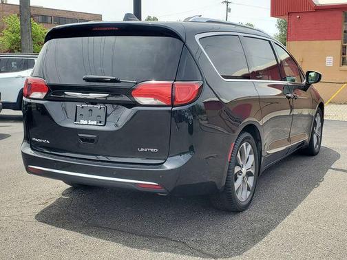 Brilliant Black Crystal Pearlcoat 2019 Chrysler Pacifica Limited