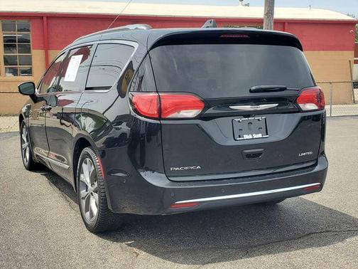 Brilliant Black Crystal Pearlcoat 2019 Chrysler Pacifica Limited