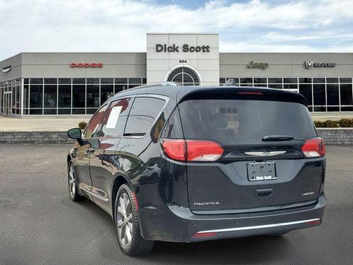 Brilliant Black Crystal Pearlcoat 2019 Chrysler Pacifica Limited