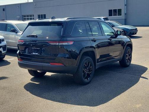 Diamond Black Crystal Pearlcoat 2026 Jeep Grand Cherokee Altitude