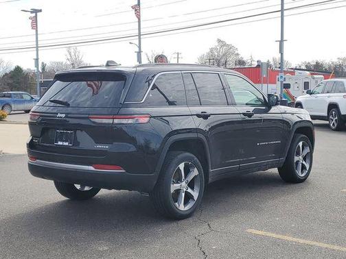 Diamond Black Crystal Pearlcoat 2026 Jeep Grand Cherokee Limited