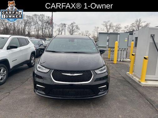 Diamond Black Crystal Pearlcoat 2025 Chrysler Pacifica L