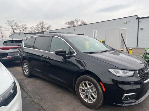 Diamond Black Crystal Pearlcoat 2025 Chrysler Pacifica L