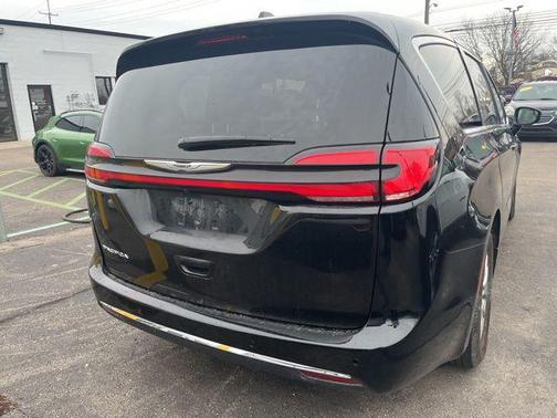 Diamond Black Crystal Pearlcoat 2025 Chrysler Pacifica L