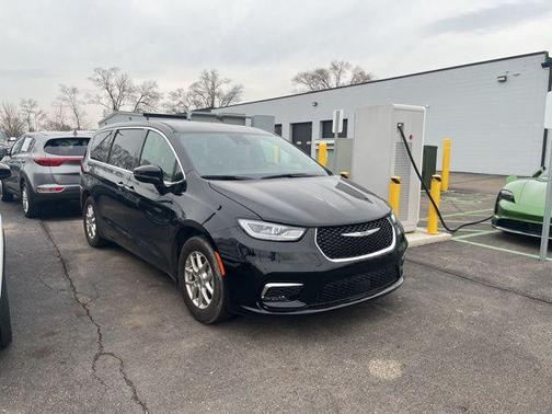 Diamond Black Crystal Pearlcoat 2025 Chrysler Pacifica L