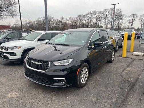 Diamond Black Crystal Pearlcoat 2025 Chrysler Pacifica L