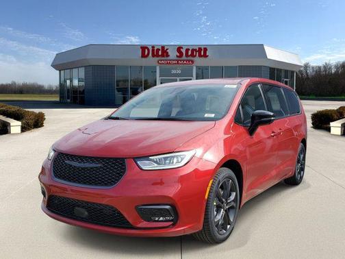 Red Hot Pearlcoat 2026 Chrysler Pacifica L