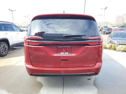 Red Hot Pearlcoat 2026 Chrysler Pacifica L