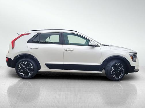 Snow White Pearl 2023 Kia Niro EV WIND