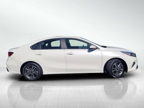 Snow White Pearl 2024 Kia Forte LXS
