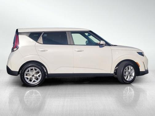 White 2025 Kia Soul LX