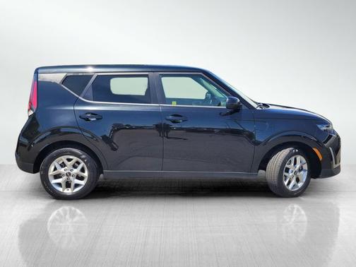 Fusion Black 2024 Kia Soul LX