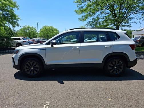 Pure White 2022 Volkswagen Taos 1.5T S