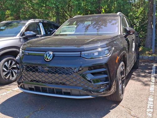 deep black pearl 2026 Volkswagen Tiguan 2.0T SEL R-Line 4MOTION
