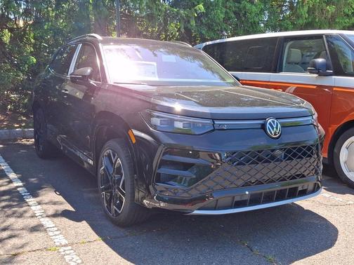 deep black pearl 2026 Volkswagen Tiguan 2.0T SEL R-Line 4MOTION