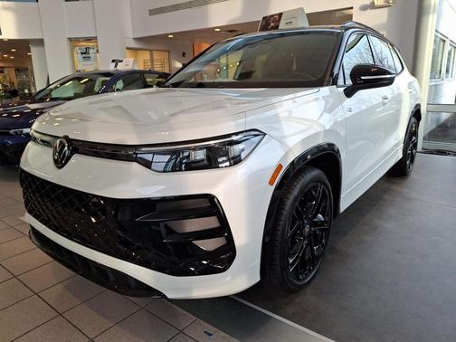 2025 Volkswagen Tiguan 2.0T SE R-Line Black