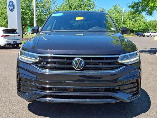 DEEP BLACK PEARL EFFECT 2023 Volkswagen Tiguan 2.0T SE R-Line Black 4MOTION