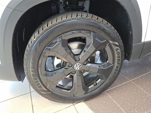 2025 Volkswagen Taos 1.5T SE Black