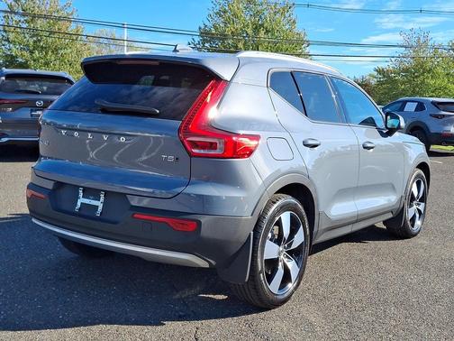 2022 Volvo XC40 T5 Momentum