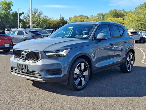 2022 Volvo XC40 T5 Momentum