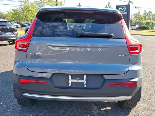 2022 Volvo XC40 T5 Momentum