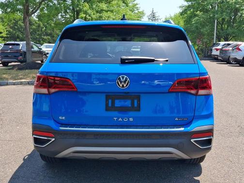 BLUE 2022 Volkswagen Taos 1.5T SE