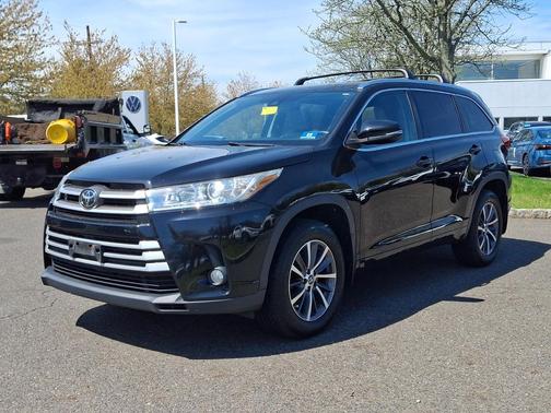 Midnight Black Metallic 2018 Toyota Highlander XLE